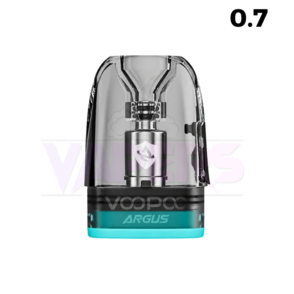 El Cartucho Argus Top Fill 0.7 Voopoo es un recambio original con resistencia Mesh integrada, diseñado para dispositivos compatibles de la familia ARGUS Pod. Su configuración de 0,7 ohmios está orientada a una calada MTL o boca a pulmón, ofreciendo una producción de vapor moderada y una reproducción intensa del sabor. Incorpora tecnología iCOSM CODE, rellenado superior-lateral y un sistema de protección antifugas para facilitar su uso diario. RELLENADO SUPERIOR CÓMODO Y SENCILLO El cartucho incorpora un sistema de rellenado superior-lateral (Top Fill), diseñado para facilitar la recarga del líquido de manera práctica y rápida. Para rellenarlo, solo es necesario abrir la pestaña de silicona situada en la zona superior del cartucho, introducir el líquido y volver a cerrar correctamente el puerto de llenado antes de utilizar el dispositivo. Este sistema permite realizar las recargas sin necesidad de retirar completamente el cartucho del equipo, facilitando su utilización durante el día. Además, su estructura permite comprobar visualmente el nivel de líquido disponible, ayudando a evitar que la resistencia funcione en seco. CARTUCHO ARGUS TOP FILL 0.7 VOOPOO – RESISTENCIA MESH DE 14 A 18W La resistencia Mesh integrada de 0,7Ω está diseñada para ofrecer una calada MTL o boca a pulmón, proporcionando una producción de vapor moderada y una reproducción definida de los sabores. VOOPOO establece un rango de potencia recomendado de 14 a 18W para esta versión, permitiendo disfrutar de una experiencia de vapeo equilibrada y adaptada a dispositivos compatibles de la familia ARGUS Pod. Su configuración permite disfrutar de una inhalación más restringida que la ofrecida por resistencias de menor ohmiaje, especialmente indicada para quienes buscan una calada suave y un consumo de líquido más contenido. La estructura Mesh favorece una distribución uniforme del calor, proporcionando una vaporización eficiente del líquido y una respuesta constante durante su utilización. En dispositivos compatibles con regulación del flujo de aire, es posible ajustar la entrada de aire para conseguir una calada MTL más cerrada o ligeramente abierta según las preferencias del usuario. Es importante comprobar la compatibilidad del dispositivo y respetar el rango de potencia recomendado para esta resistencia. TECNOLOGÍA ICOSM CODE PARA UN SABOR INTENSO La tecnología iCOSM CODE de VOOPOO está desarrollada para mejorar la reproducción de los sabores y mantener un rendimiento estable durante la utilización del cartucho. Su estructura incorpora un sistema de alimentación del líquido optimizado, diseñado para favorecer una impregnación uniforme del material absorbente y un calentamiento equilibrado. La combinación de resistencia Mesh y tecnología iCOSM CODE permite obtener una experiencia de vapeo constante, con una reproducción definida del sabor y una producción de vapor adaptada a la configuración de 0,7Ω. Además, el diseño del cartucho incorpora una entrada de aire simétrica que favorece el funcionamiento uniforme de la resistencia durante las caladas. La resistencia forma parte del propio cartucho, por lo que no es necesario sustituir componentes internos por separado. CARTUCHO ARGUS TOP FILL 0.7 VOOPOO – SISTEMA ANTIFUGAS El cartucho incorpora un sistema de sellado multicapa diseñado para reducir las posibles fugas de líquido durante el uso habitual. Esta estructura ayuda a mantener el líquido dentro del depósito y limita las pérdidas que pueden producirse durante las recargas o el transporte del dispositivo. Su conexión magnética facilita la instalación y retirada del cartucho, permitiendo sustituirlo rápidamente cuando sea necesario. El diseño recargable permite añadir líquido durante la vida útil de la resistencia, mientras que el sistema de sellado contribuye a mantener una experiencia de uso más limpia y cómoda. Cuando el rendimiento disminuye, el sabor comienza a deteriorarse o la resistencia llega al final de su vida útil, basta con sustituir el cartucho completo por una nueva unidad. DISPOSITIVOS COMPATIBLES CON LOS CARTUCHOS VOOPOO ARGUS Este cartucho pertenece a la plataforma ARGUS Pod de VOOPOO y está diseñado para utilizarse con diferentes dispositivos compatibles de esta familia. Entre los modelos compatibles se encuentran: VOOPOO ARGUS Pod. VOOPOO ARGUS G. VOOPOO ARGUS G2. VOOPOO ARGUS G2 Mini. VOOPOO ARGUS G3. VOOPOO ARGUS P2. VOOPOO ARGUS A. VOOPOO ARGUS Z2. Otros dispositivos compatibles de la familia ARGUS Pod. Es importante comprobar la compatibilidad del dispositivo antes de instalar el cartucho y verificar que admite el funcionamiento con resistencias de 0,7Ω. Gracias a su rango de potencia de 14 a 18W, esta versión puede utilizarse en diferentes dispositivos ARGUS de menor potencia que no permiten aprovechar completamente la resistencia de 0,4Ω. Estos cartuchos no deben confundirse con los recambios de las plataformas VOOPOO PnP, PnP X o VMATE, que utilizan sistemas de conexión diferentes. En VapersLowCost puedes consultar otros cartuchos y recambios de la familia ARGUS y descubrir todos los dispositivos VOOPOO disponibles en nuestra tienda. CARTUCHO ARGUS TOP FILL 0.7 VOOPOO – MANTENIMIENTO Y SUSTITUCIÓN El diseño con resistencia integrada facilita el mantenimiento del dispositivo, ya que permite sustituir el cartucho completo cuando comienza a presentar signos de desgaste. Para realizar el cambio, solo es necesario retirar el cartucho utilizado, colocar una nueva unidad compatible y comprobar que queda correctamente instalada mediante su conexión magnética. Antes del primer uso se recomienda rellenar el depósito y esperar aproximadamente diez minutos para que el algodón de la resistencia quede correctamente impregnado de líquido. Durante su utilización se recomienda seguir estas indicaciones: Comprobar periódicamente el nivel de líquido disponible. Evitar utilizar el cartucho cuando el depósito se encuentre vacío. Mantener correctamente cerrada la pestaña superior de rellenado. Respetar el rango de potencia recomendado de 14 a 18W. Comprobar que el dispositivo admite resistencias de 0,7Ω. Limpiar los contactos magnéticos cuando sea necesario. Sustituir el cartucho cuando el sabor disminuya o aparezca un gusto a quemado persistente. Un mantenimiento adecuado ayuda a conservar el rendimiento de la resistencia y favorece una experiencia de vapeo constante. CARTUCHO ARGUS TOP FILL 0.7 VOOPOO – FORMATO INDIVIDUAL El producto se suministra en formato individual, correspondiente al cartucho original VOOPOO ARGUS Top Fill con resistencia Mesh integrada de 0,7Ω. El contenido del producto incluye: 1 cartucho VOOPOO ARGUS Top Fill. Resistencia Mesh de 0.7Ω integrada. Importante: este producto incluye únicamente el cartucho de recambio. El dispositivo VOOPOO y el líquido de vapeo se adquieren por separado. Antes de comenzar a utilizarlo, se recomienda comprobar su correcta instalación, rellenar el depósito y dejar reposar el líquido durante unos minutos para favorecer la impregnación de la resistencia y evitar caladas en seco.